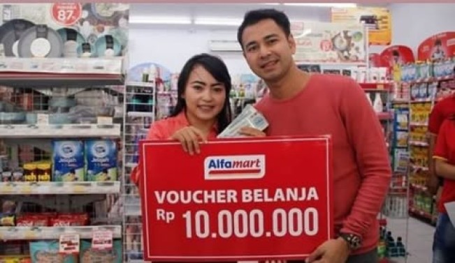 Raffi Ahmad dan Mpok Alpa di Alfamart. (Instagram raffinagita1717)